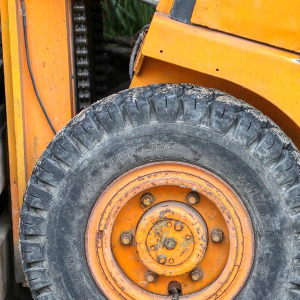 forklift warehouse pallets