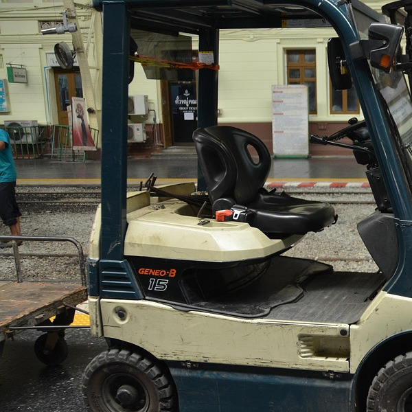 forklift warehouse pallets